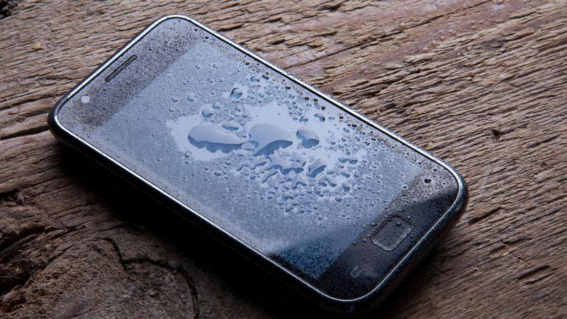 Как высушить промокший мобильный телефон